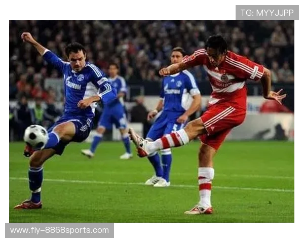 足球场上戴眼镜的球星们勇敢突破视觉局限成就非凡表现